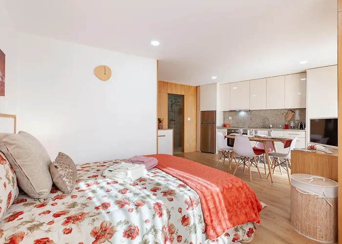 Avenida Apartment 1,2 E 3