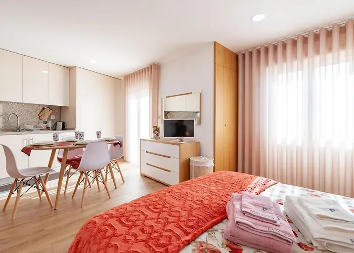 Avenida Apartment 1,2 E 3